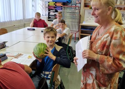 Samopostrežna malica v mesecu septembru je bila namenjena poglobljenemu spoznavanju in okušanju sadeža meseca – lubenice.