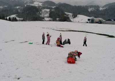 Veselje drugošolcev na snegu