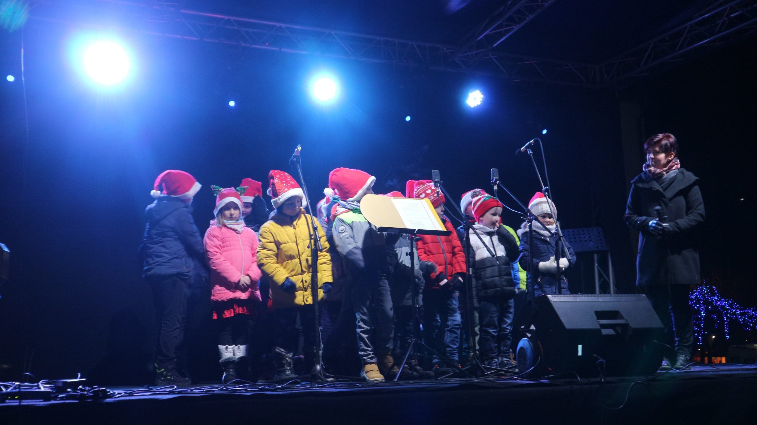 Pevsko-plesni nastop v Božičnem mestu Pevsko-plesni nastop v Božičnem mestu