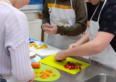 Šestošolci pri pouku gospodinjstva