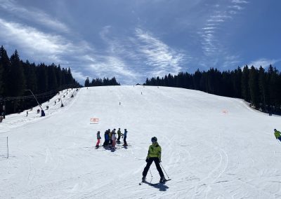 Smučanje sedmošolcev in osmošolcev na Rogli