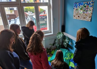 Trash art pri urah izbirnega predmeta likovno snovanje