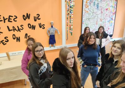 Trash art pri urah izbirnega predmeta likovno snovanje