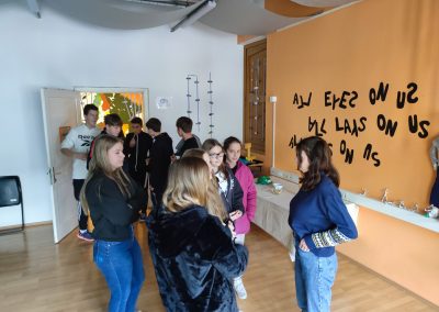 Trash art pri urah izbirnega predmeta likovno snovanje