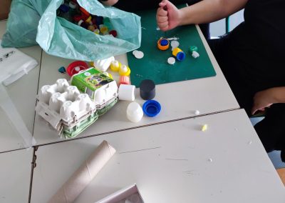 Trash art pri urah izbirnega predmeta likovno snovanje