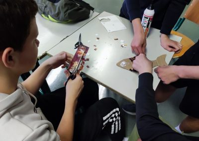 Trash art pri urah izbirnega predmeta likovno snovanje