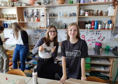 Trash art pri urah izbirnega predmeta likovno snovanje