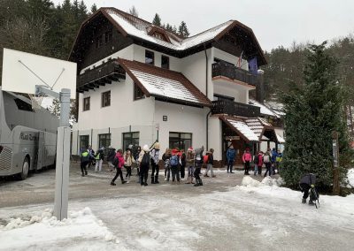 Šestošolci varno prispeli v zasnežen CŠOD Peca