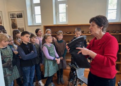 Četrtošolci v šolskem muzeju v Hrastniku