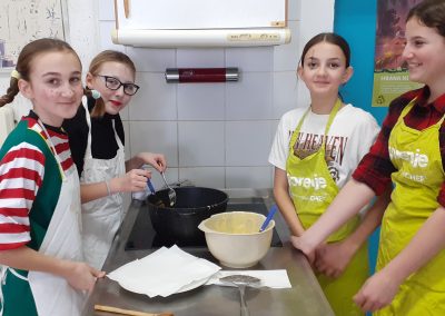 Prazniki in običaji – šestošolci plesali, pekli in se sladkali